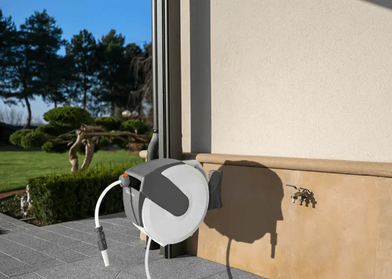 Geautomatiseerde Tuinverzorging - Bradas WHITE LINE Wandslangenbox, een efficiënte oplossing met roestvrijstalen veer en accessoires voor moeiteloos tuinieren.