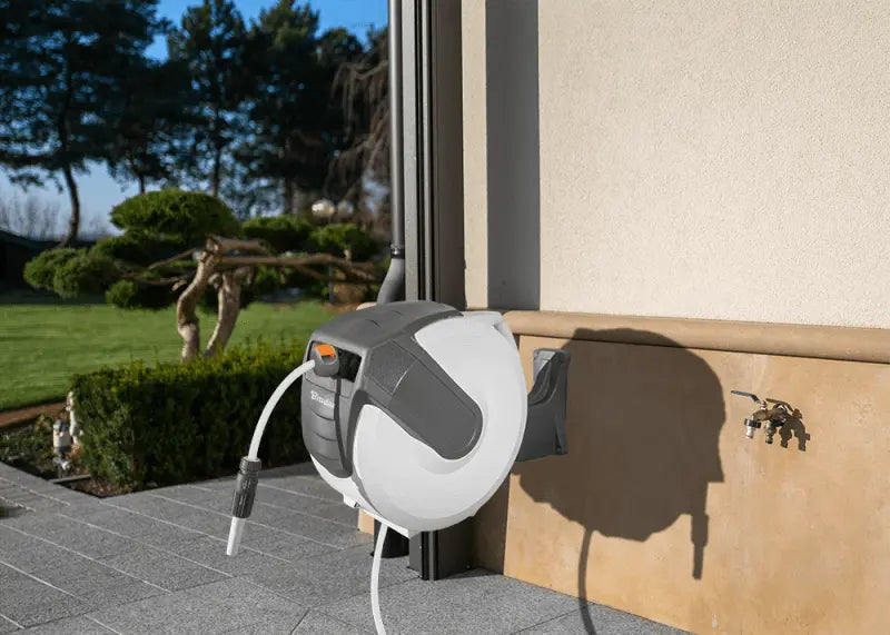 Efficiënte Tuinverzorging - Bradas WHITE LINE Wandslangenbox, automatisch oprolbaar met roestvrijstalen veer en diverse accessoires voor een zorgvuldig onderhouden tuin.