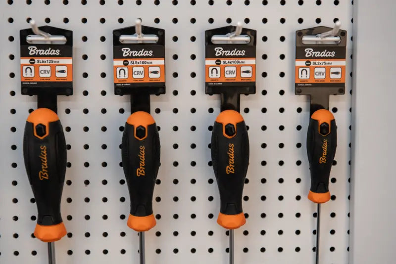 Bradas HOME & GARAGE Platte Schroevendraaier SL4 100mm BradasSL4 platte schroevendraaier met magnetische punt en ergonomische greep