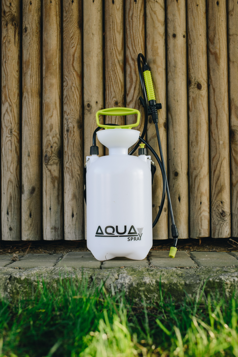Bradas AQUA SPRAY 5L drukspuit in gebruik voor tuinonderhoud en huishoudtaken.