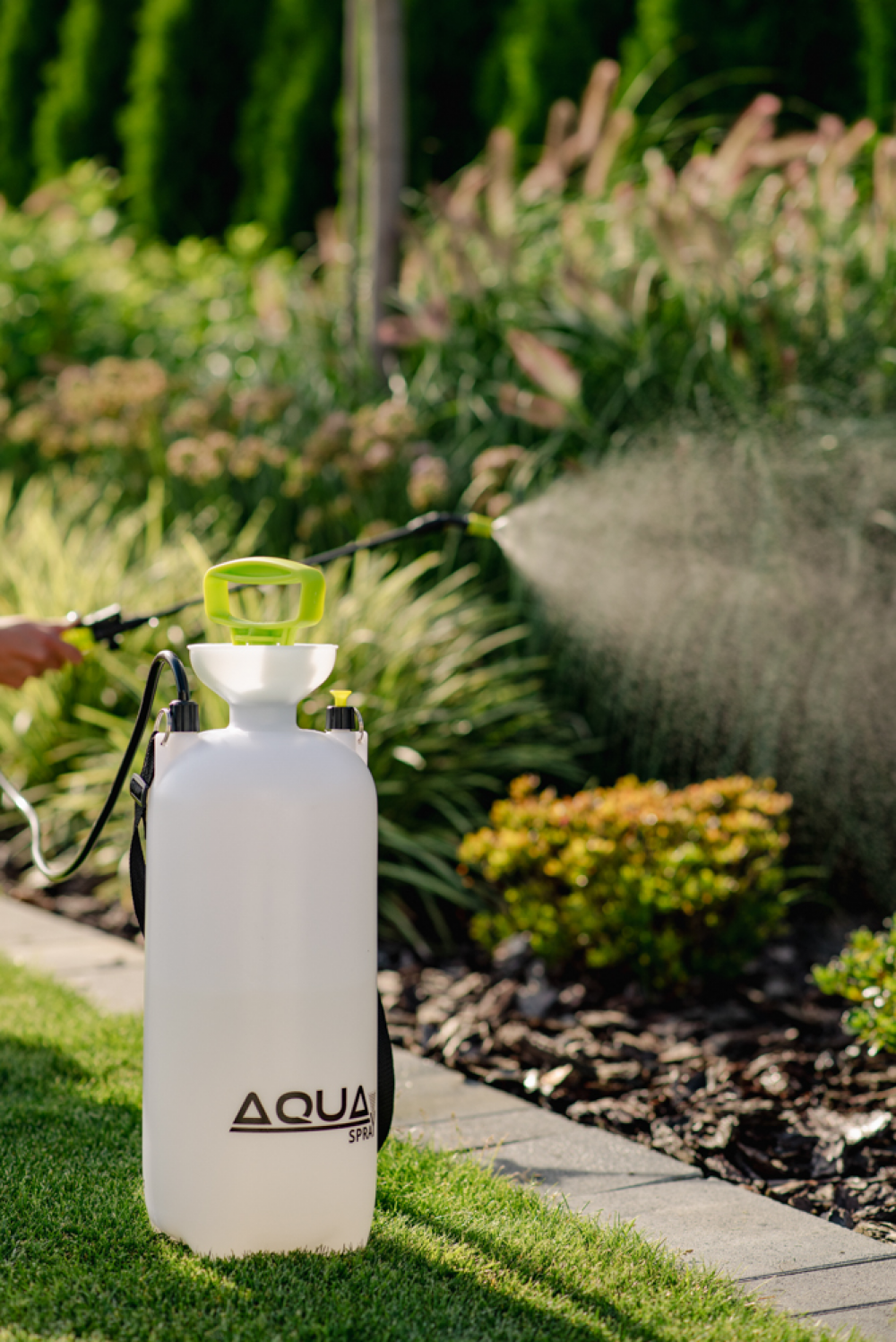 Bradas AQUA SPRAY 8L drukspuit met ergonomisch handvat en brede trechter.