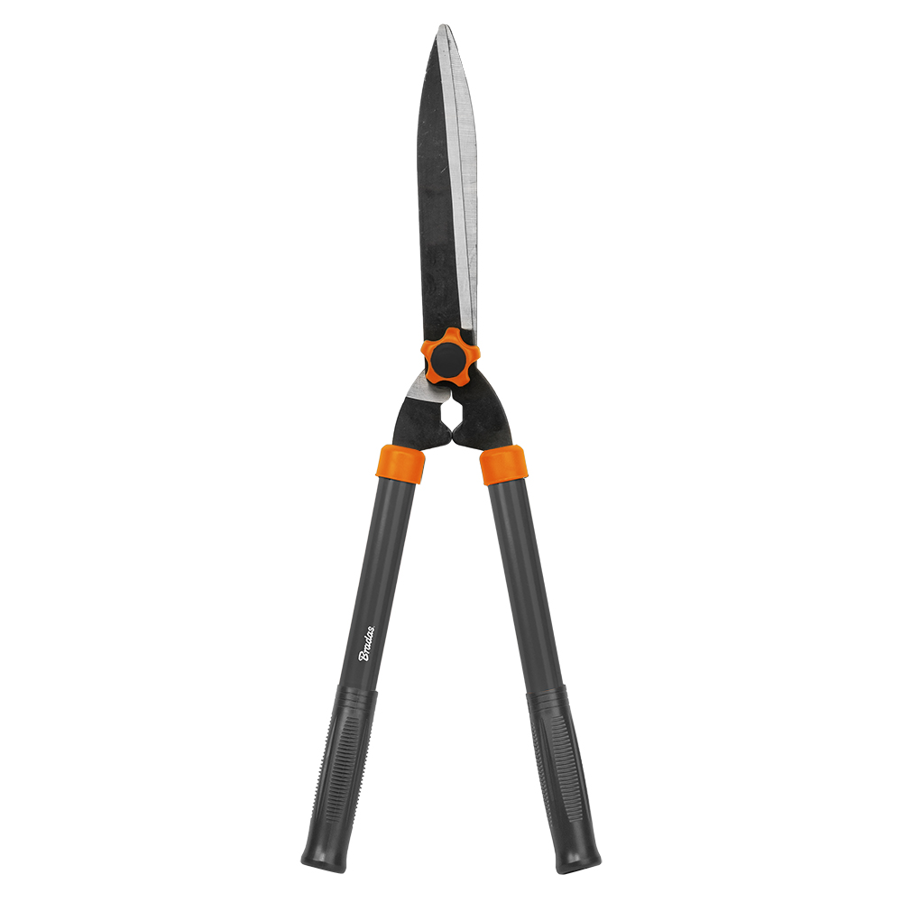Bradas heggenschaar met 20 cm meslengte in gebruik