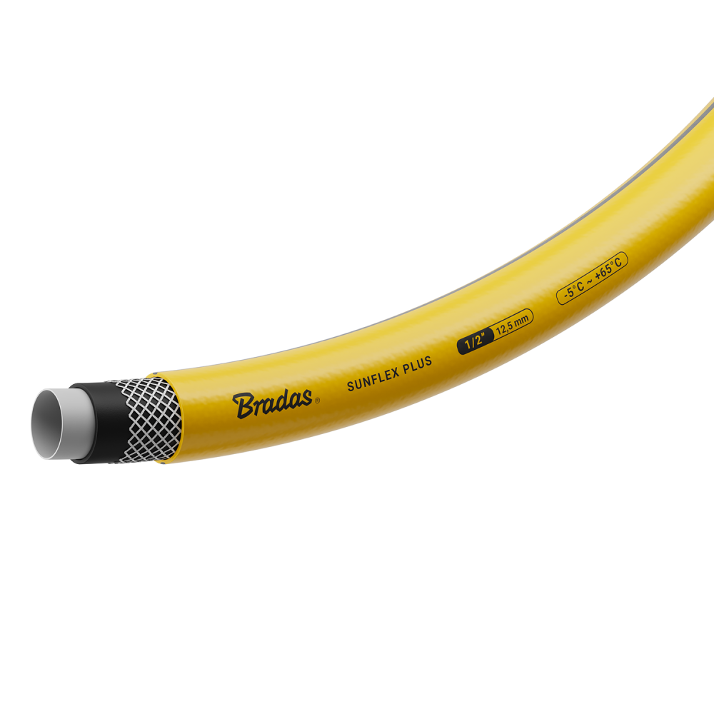 Gebruik van Bradas SUNFLEX PLUS tuinslang in een groene tuinomgeving