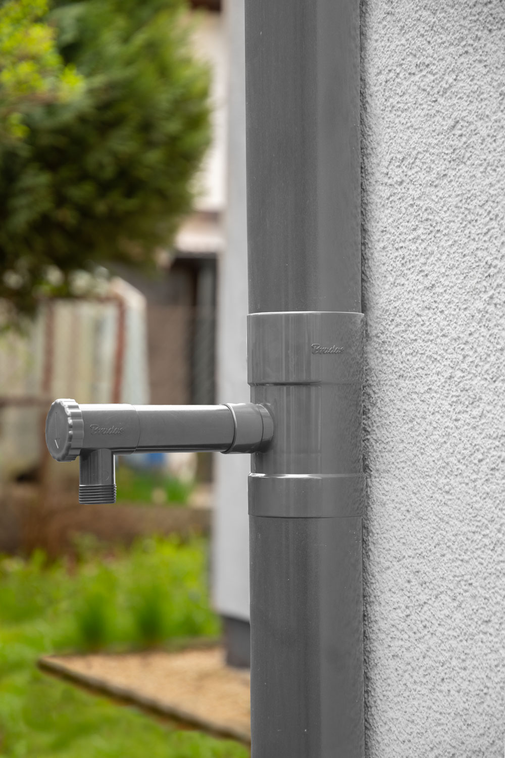 Bradas regentonvuller in een tuinsetting