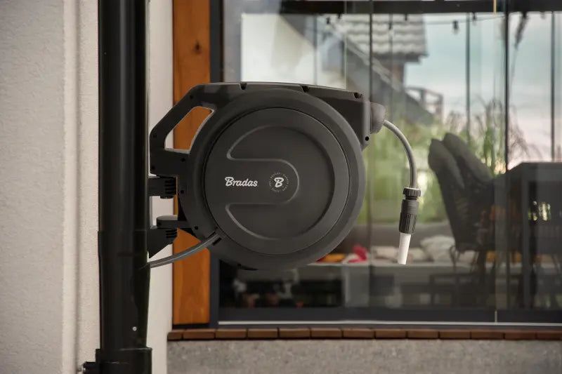 Bradas Wandslangenbox WHITE LINE 13 mm (1/2") - 30m - Automatisch oprolbaar - compleet met koppelingen Bradas