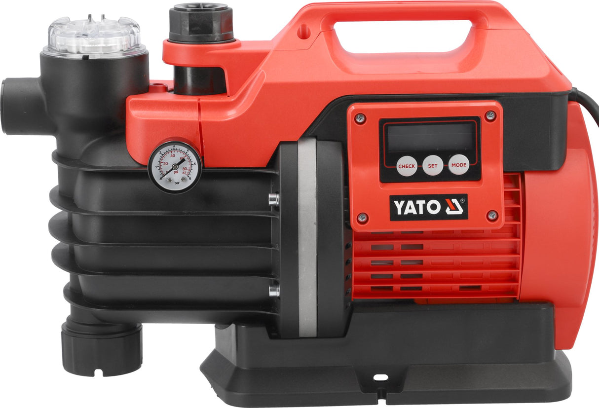 Close-up van het voorfilter en de manometer van de Yato pomp