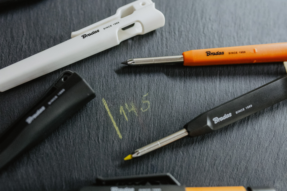 Bradas markeerpotlood met grafiet gele en rode stift voor hout beton en metaal