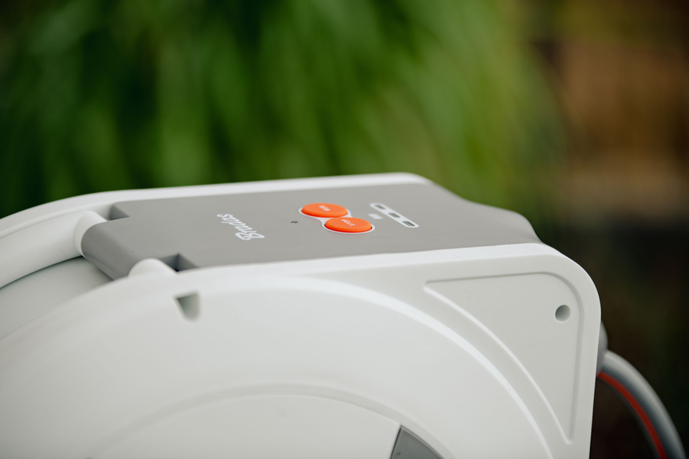 Bradas tuinslanghaspel met automatisch oprolsysteem en LED accuniveau