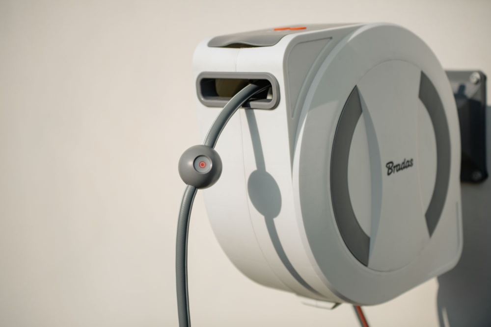 Elektrische slanghaspel voor wandmontage met 30m tuinslang