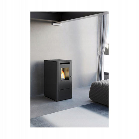 Zwarte pelletkachel met Wi-Fi bediening Ferretti