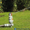 Bradas sproeier in gras die water spuit