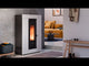 Compacte Cadel Luce Plus pelletkachel met programmeerbare thermostaat en Easy Connect Plus app-bediening.